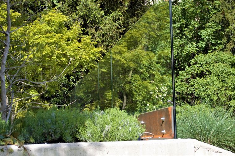 Cortenstahl und Glas im Garten