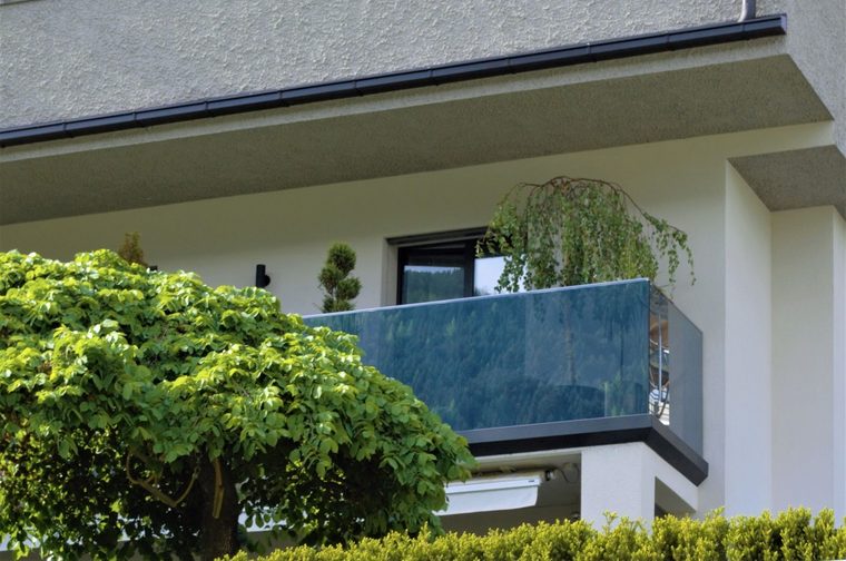 Glasgeländer am Balkon eines Privathauses