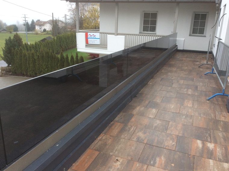 Glasgeländer auf einer Terrasse