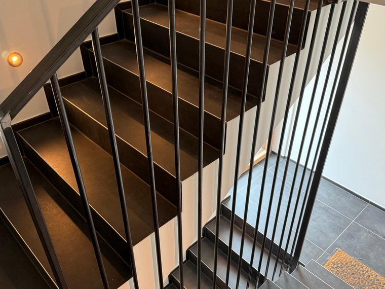 Stahltreppe mit Stabgeländer