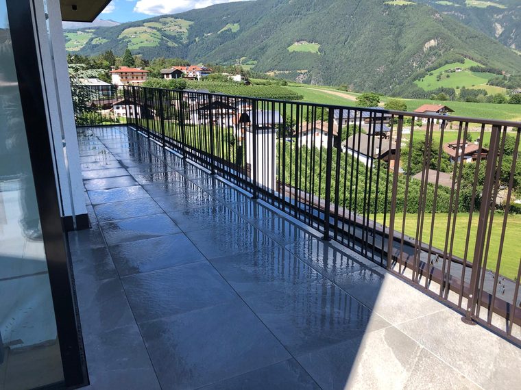 Stabgeländer auf einer überdachten Terrasse