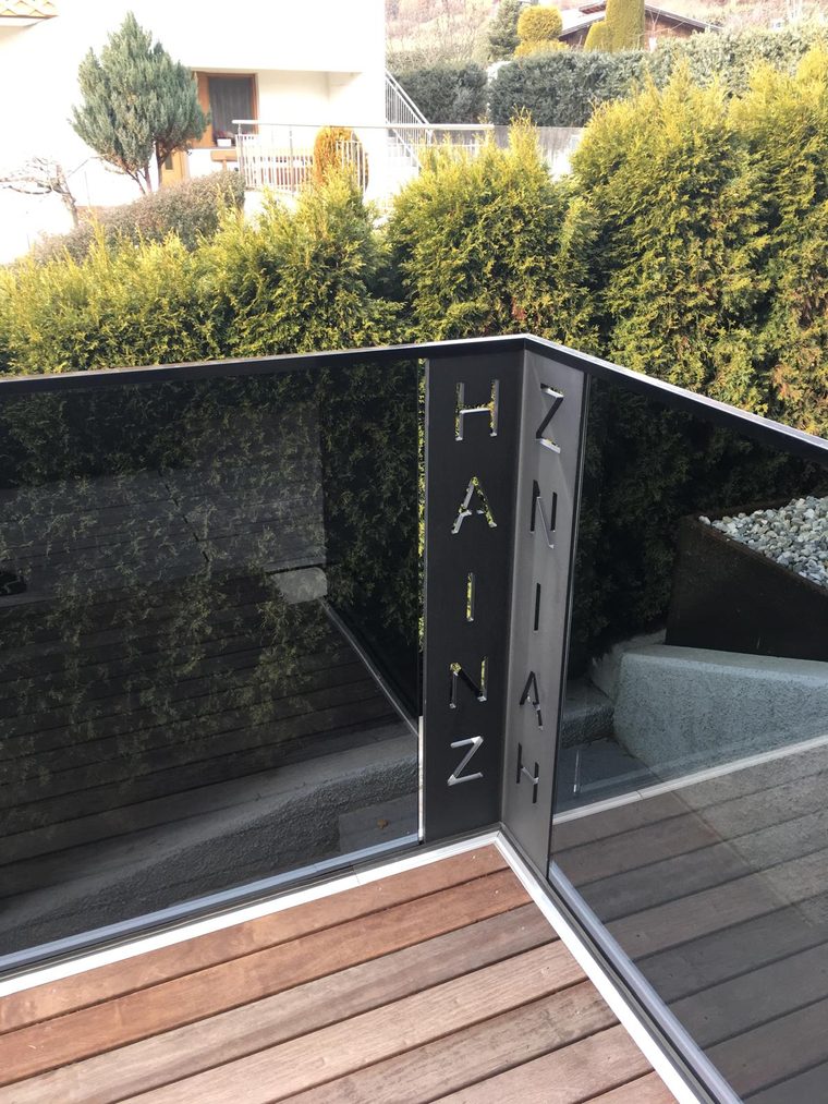 Glasgeländer mit Namensschild aus Stahl