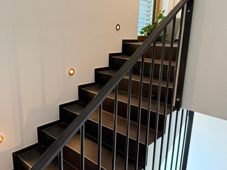 Innentreppe aus Stahl mit Stabgeländer