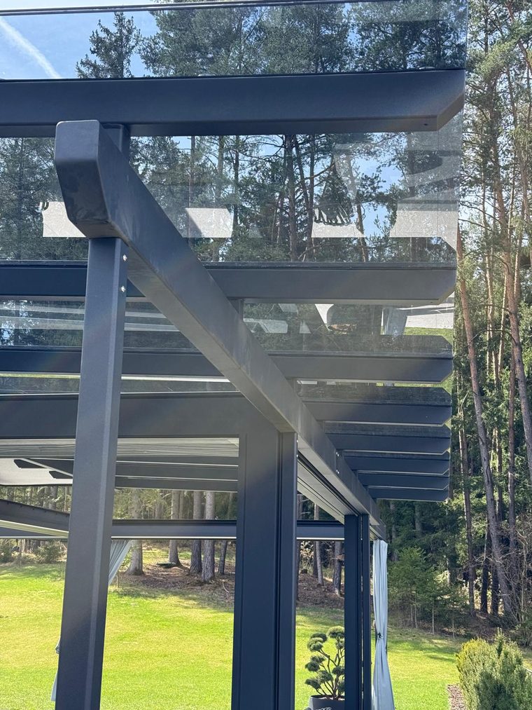 Terrassenüberdachung aus Stahl und Glas