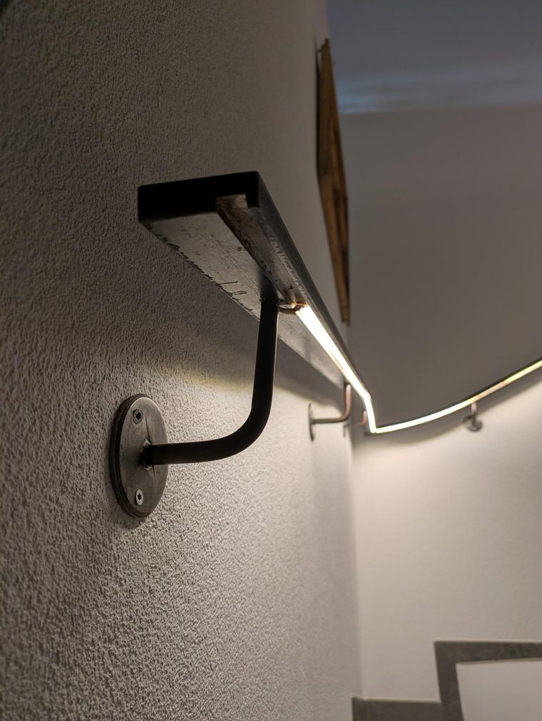 Wandhandlauf mit indirekter Beleuchtung