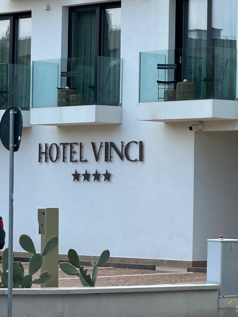 Glasgeländer an den Balkonen eines Hotels