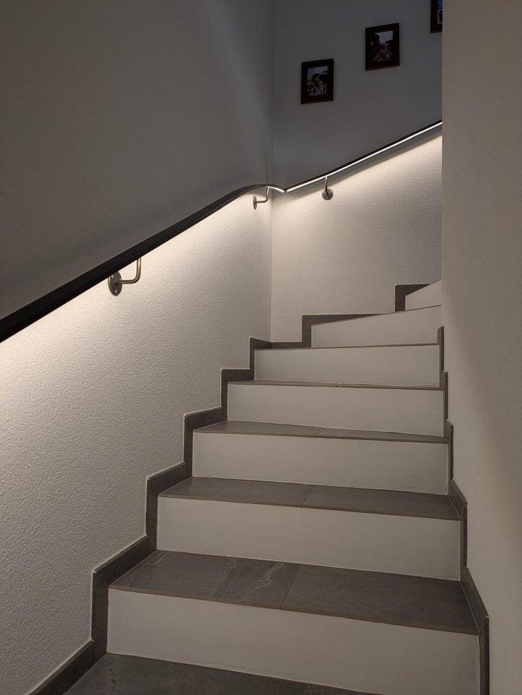 Handlauf im Treppenhaus mit LED-Licht