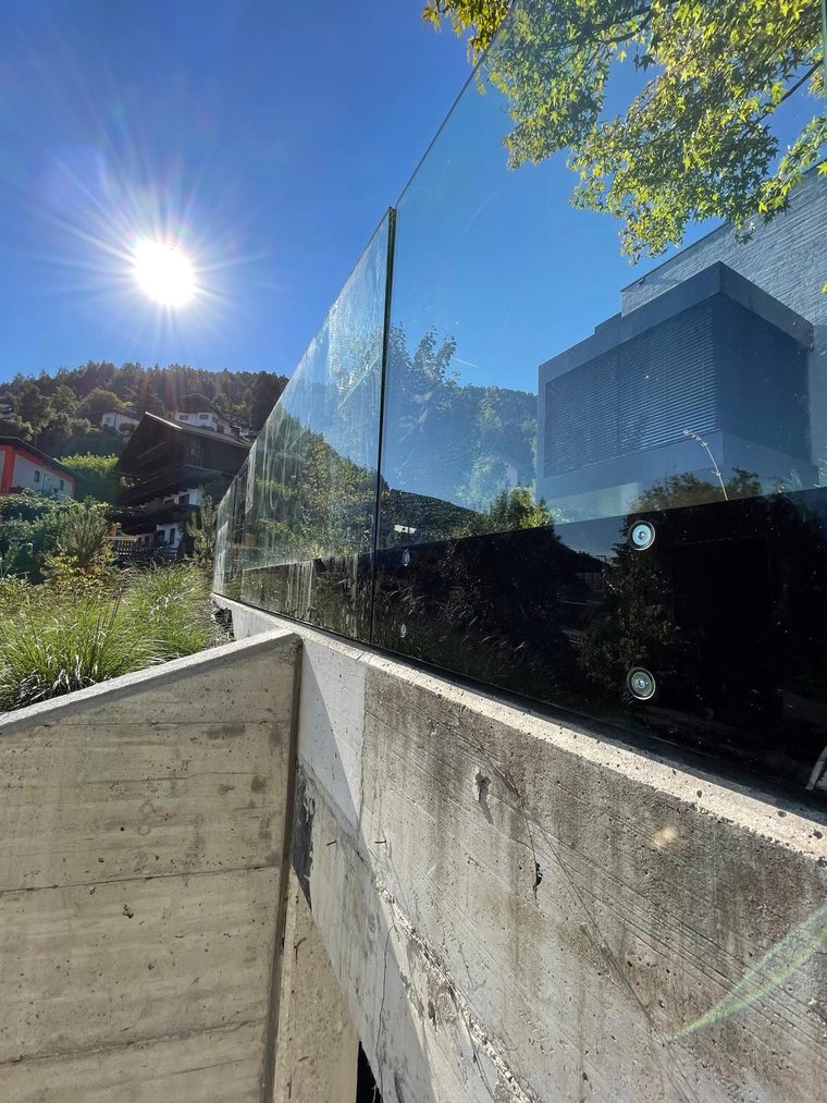 Glasgeländer auf einer Gartenmauer