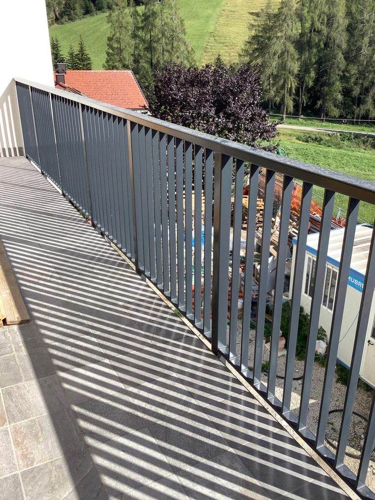Stabgeländer auf einer Dachterrasse