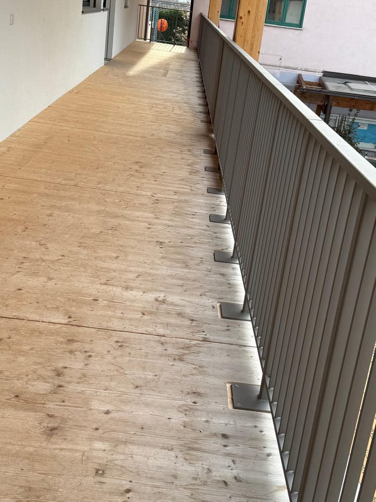Laubengang mit Stabgeländer