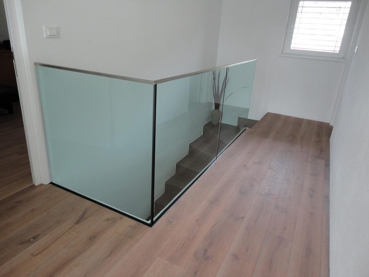 Glasgeländer an der Treppenöffnung
