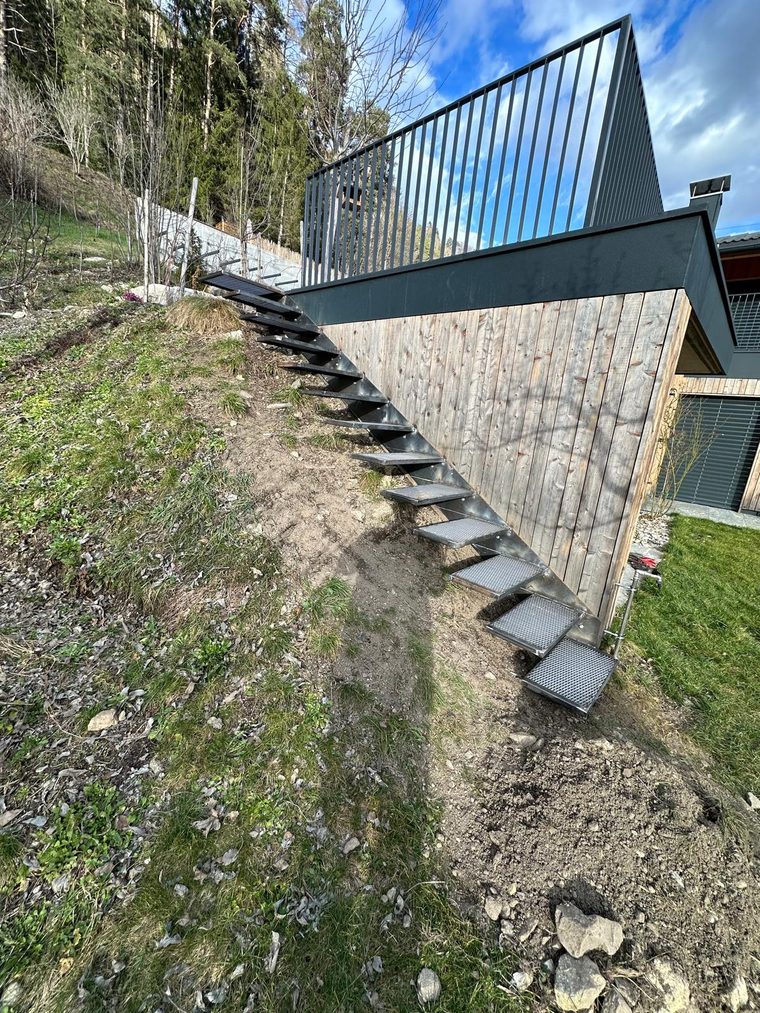 Außentreppe aus Stahl am Hang