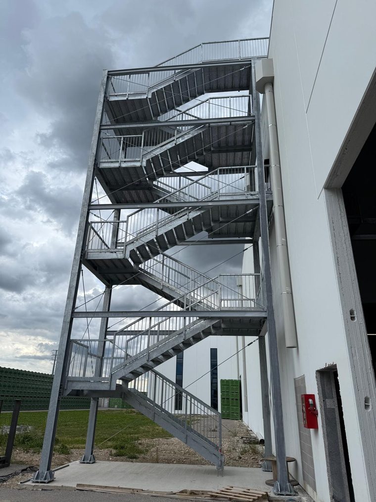 Stahltreppenturm an einem Gewerbebau