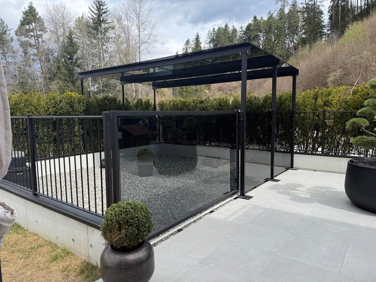 Überdachung aus Stahl und Glas im Garten