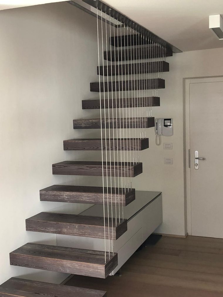 Freitragende Treppe mit Seilgeländer
