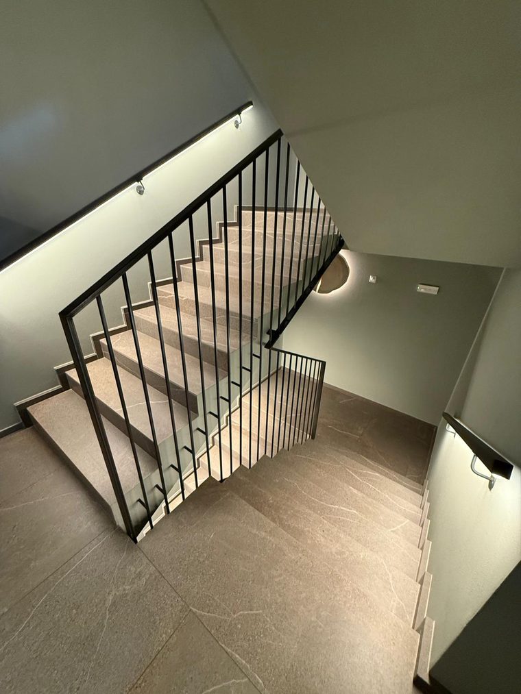 Treppengeländer aus Stahl im Innenraum