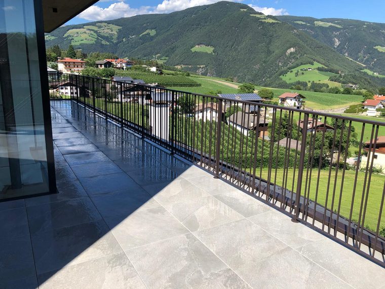 Balkongeländer mit Blick ins Tal