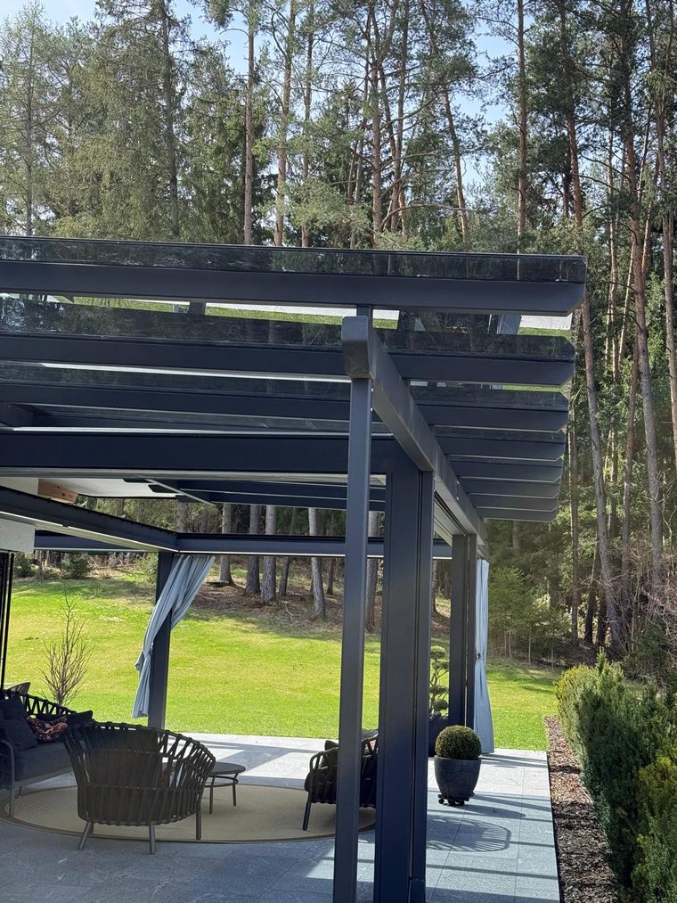 Pergola aus Stahl mit Glasdach
